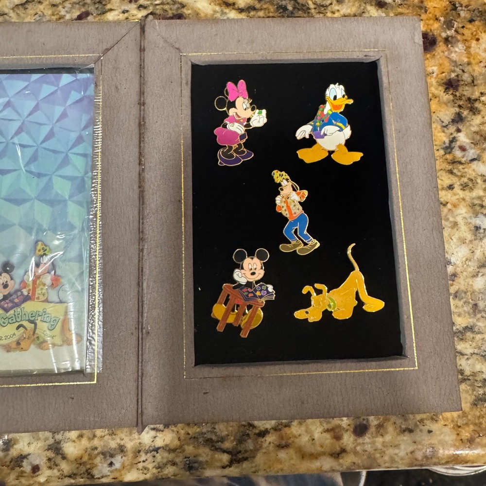 Disney A Family Pin Gathering 2004 Epcot Limited Edition 1250 Box Set 5 Pins - Picture 4 of 10